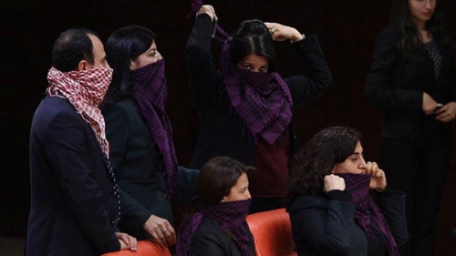 Parlemanterên HDP`ê bi şêweyek cuda pakêta ewlekariyê şermezar kirin 